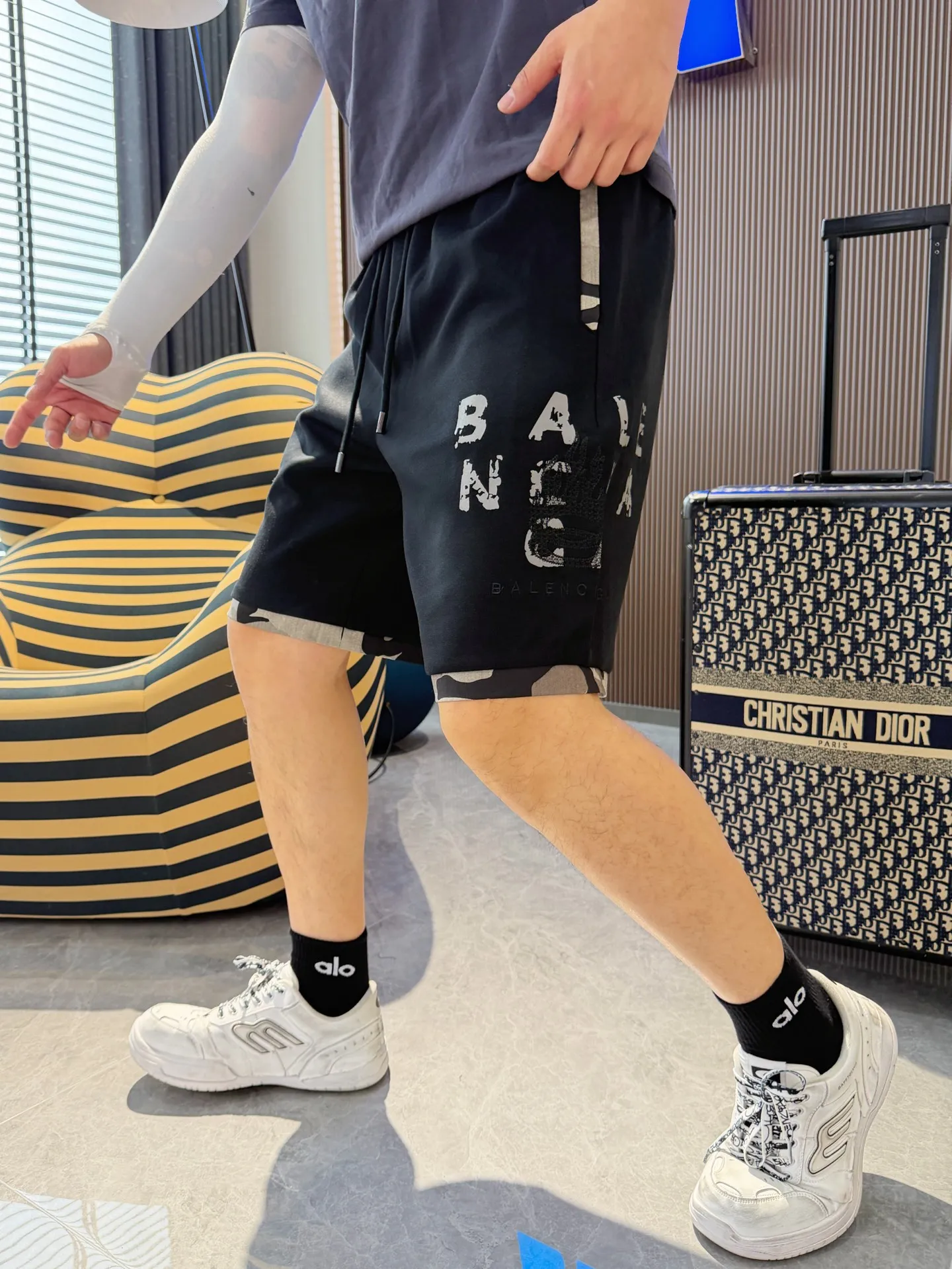 Balenciaga's three-standard complete 2026 summer New Arrival men's casual shorts, advanced custom-made Breathable fabric, Breathable fabric, extremely stretchy and comfortable, impeccable details, top-grade accessories, original logo design concept, delicate and soft feel! The upper body fit is awesome! Size: M-XXXL Please state your height and weight when ordering